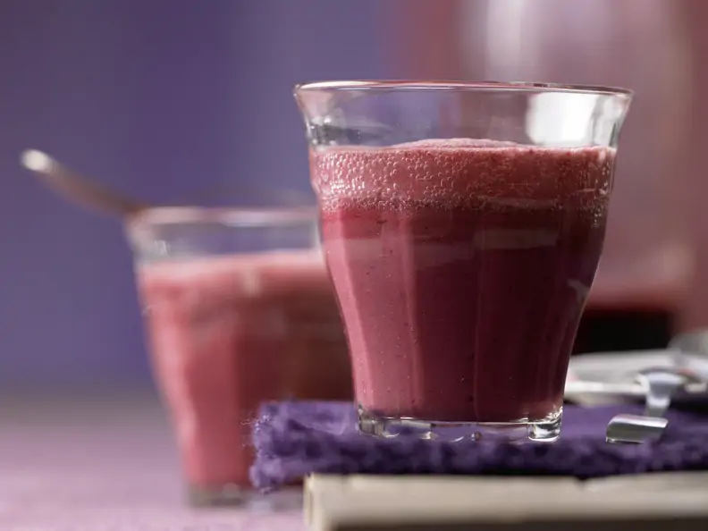 Kefir-Drink mit Schwarzen Johannisbeeren