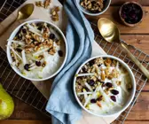 Haferflocken-Frühstück mit Obst und Frischkäse