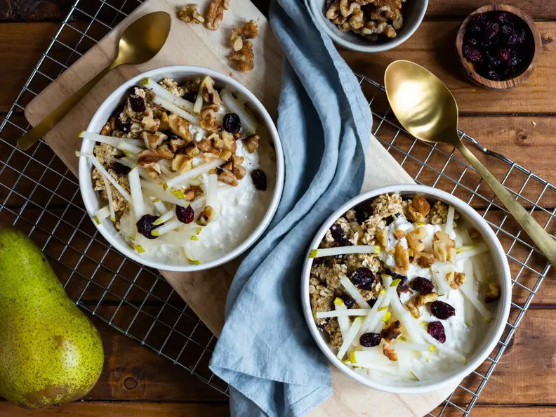 Haferflocken-Frühstück mit Obst und Frischkäse