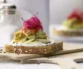 Avocado-Frischkäse-Brot