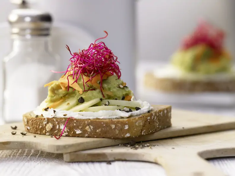 Avocado-Frischkäse-Brot