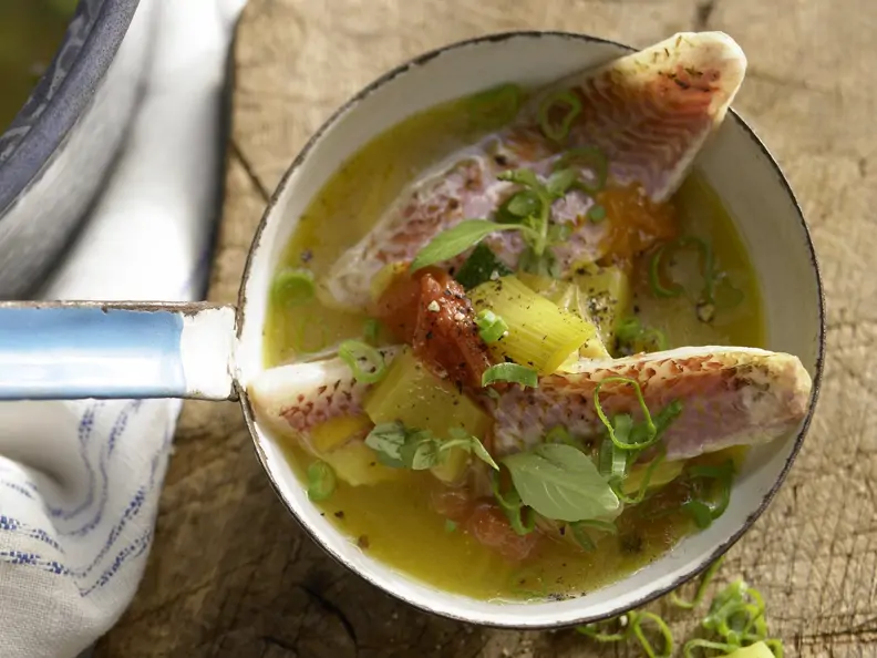 Rotbarben in Gemüsesuppe