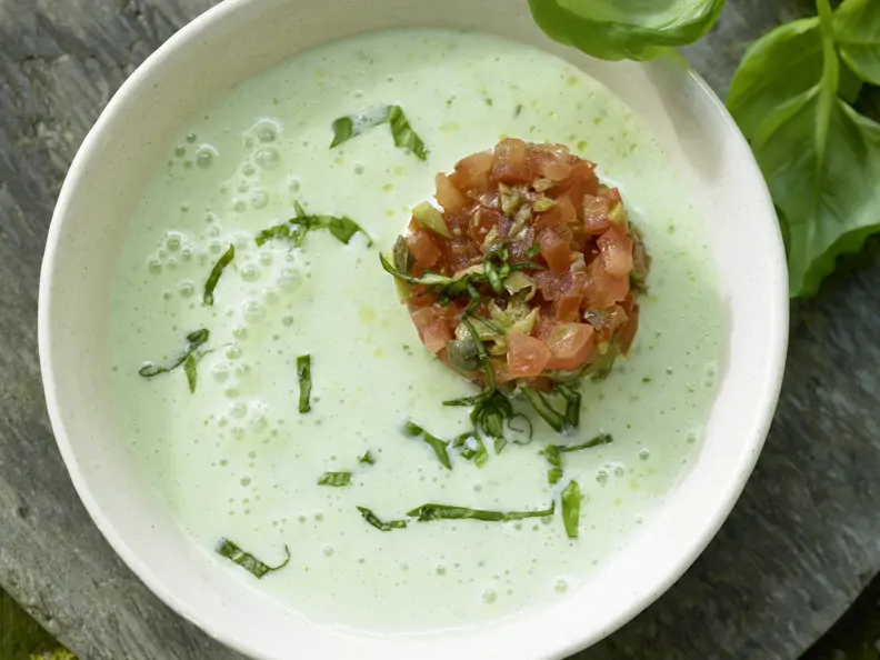 Kalte Basilikum-Dickmilch-Suppe