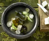 Misosuppe mit Wakame-Algen und Tofu