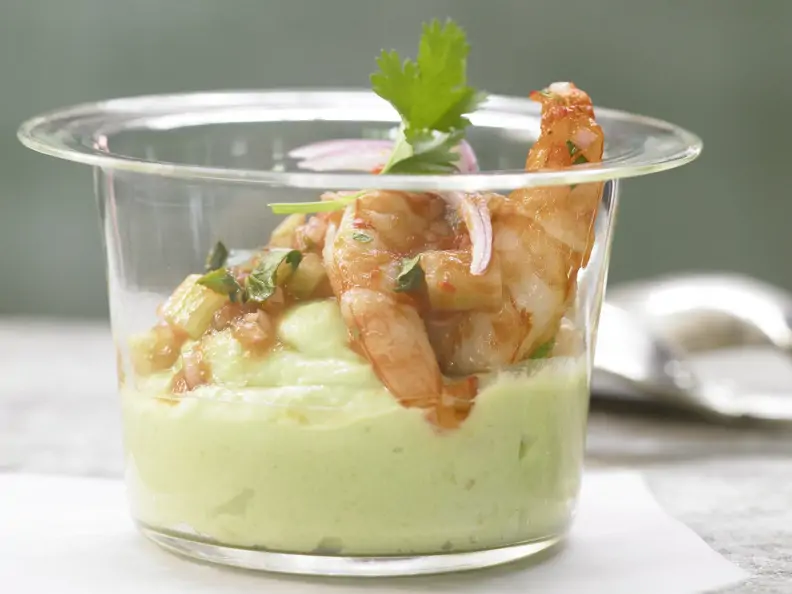 Scharfe Garnelen auf Avocadocreme