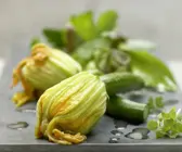 Gedämpfte Zucchiniblüten