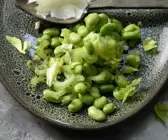 Marinierte dicke Bohnen mit Sellerie, Zwiebeln und Parmesan