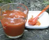 Fruchtige Barbecue-Sauce mit Ananas, Ahornsirup, Chili und Speck 