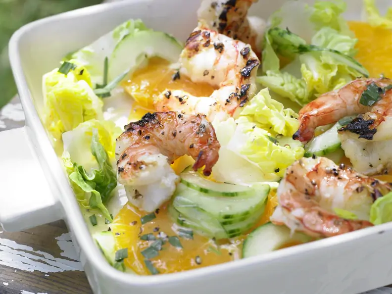 Garnelen auf Gurken-Orangen-Salat