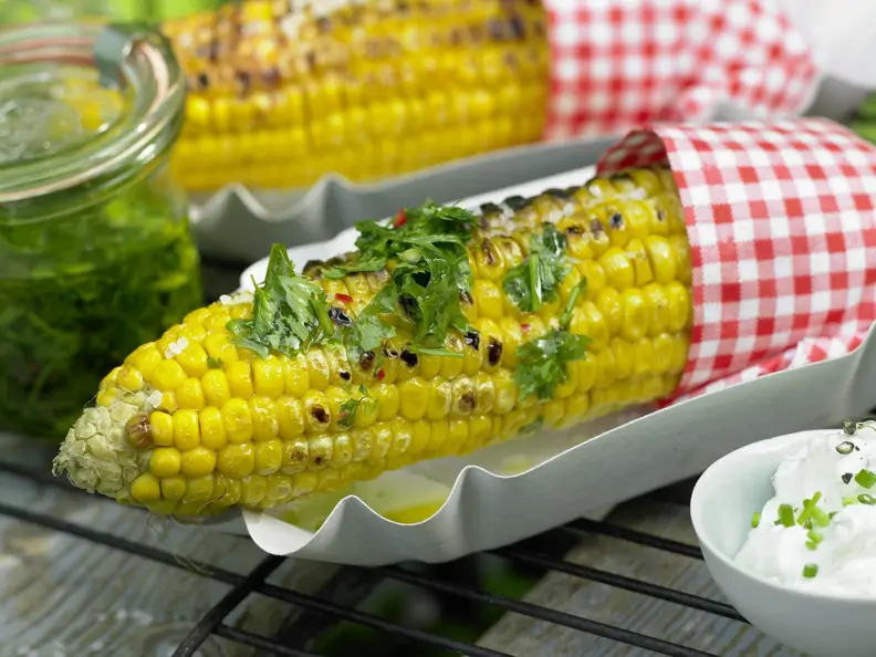 Gegrillter Mais mit Koriandergrün und Trüffelbutter