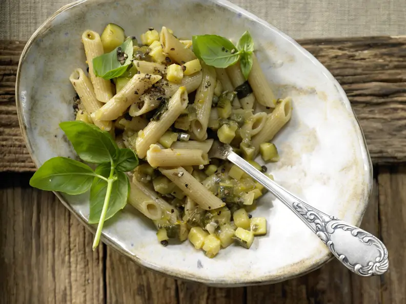 Penne mit Zucchini und Kapern