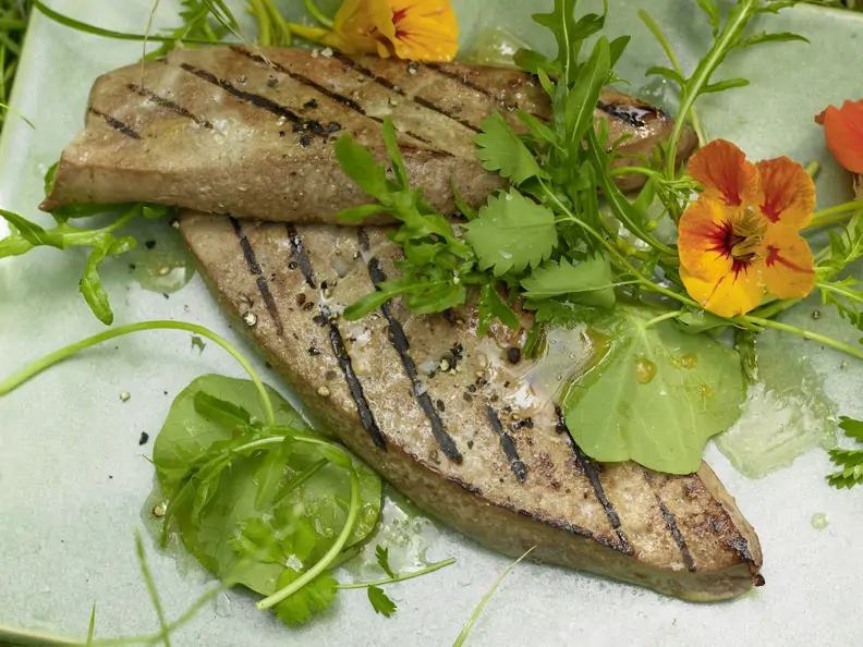 Gegrillte Kalbsleberscheiben – smarter mit Himbeeressigglasur und feinen Kräutern