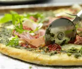 Parmaschinken-Pizza mit Rucola