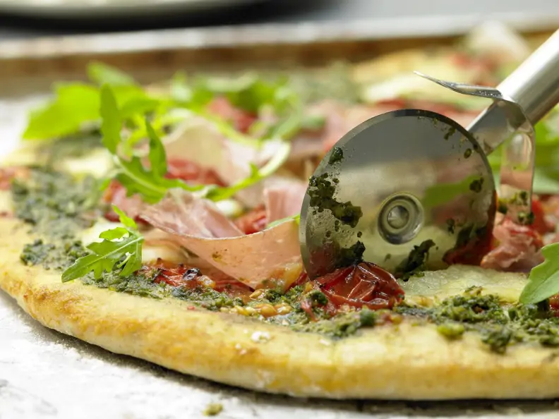 Parmaschinken-Pizza mit Rucola