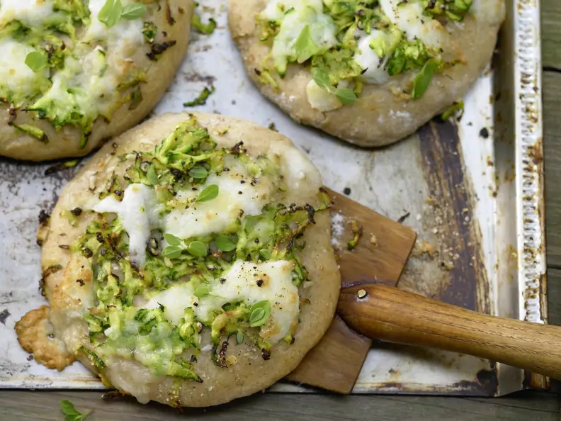 Zucchini-Pizza mit Mozzarella