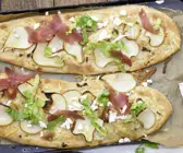 Birnen-Pizza mit Bündner Fleisch