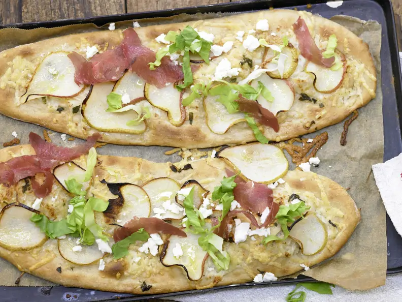 Birnen-Pizza mit Bündner Fleisch