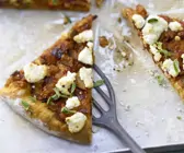 Geschnittene Pizza auf einem Blech 