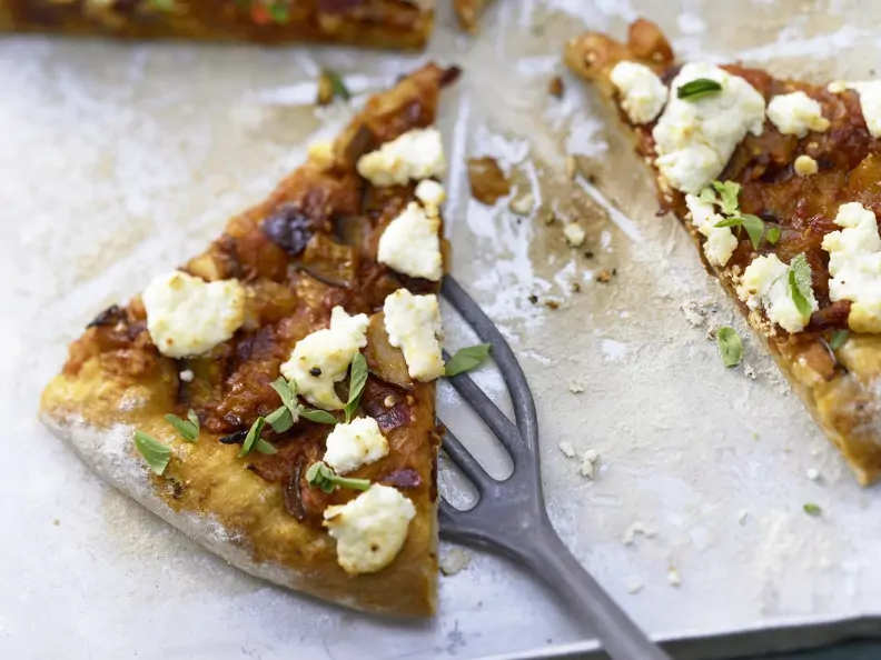 Geschnittene Pizza auf einem Blech 