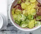 Kartoffel-Gurken-Salat in weißer Schale