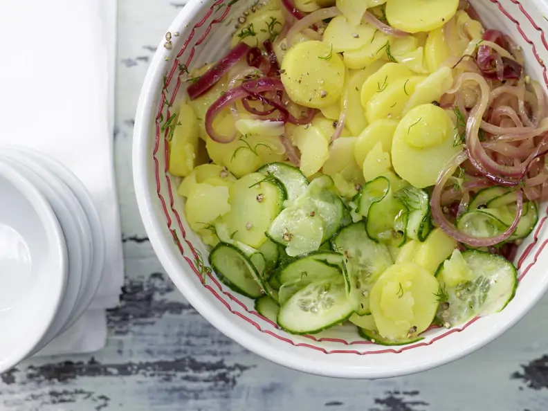 Kartoffel-Gurken-Salat in weißer Schale