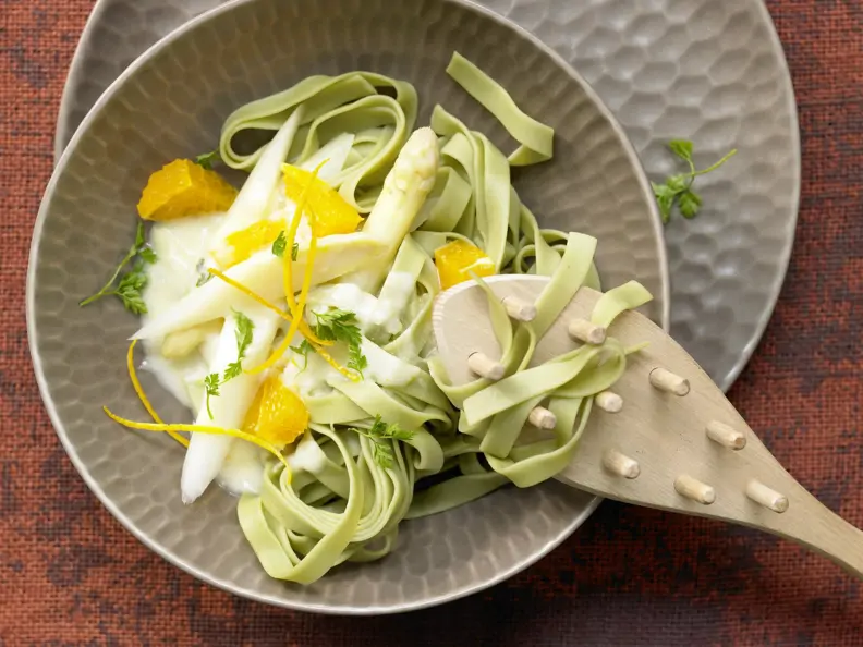 Bandnudeln mit weißem Spargel