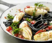 Schwarze Tintenfisch-Pasta