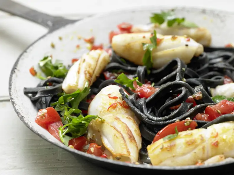Schwarze Tintenfisch-Pasta