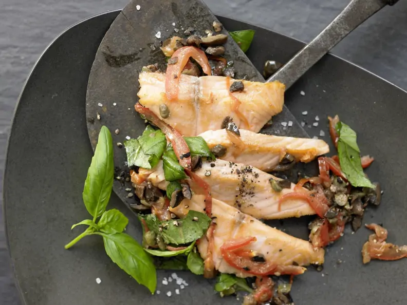 Lachsfilet auf Tomatengemüse