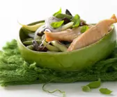 Lachs auf buntem Bohnensalat