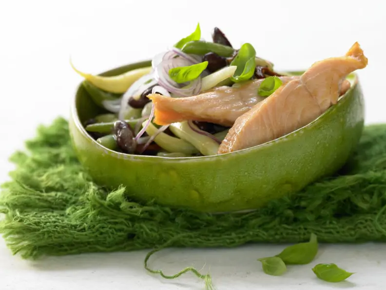 Lachs auf buntem Bohnensalat