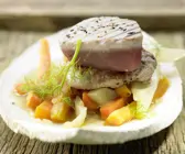 Kleine Kalbsrückensteaks und Thunfisch