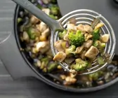 Hähnchen und Brokkoli aus dem Wok