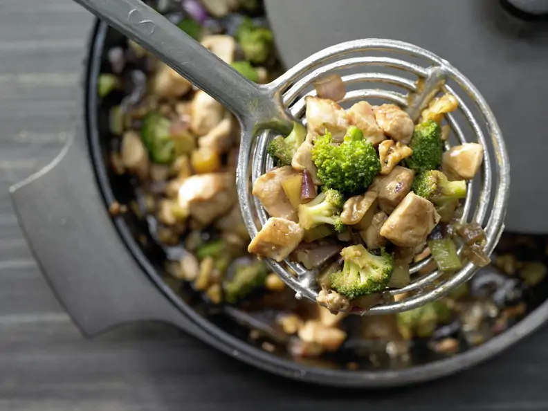 Hähnchen und Brokkoli aus dem Wok