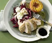 Hähnchensalat mit gegrillten Pfirsichen