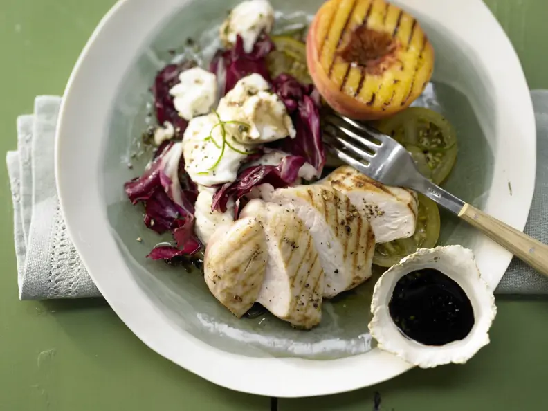Hähnchensalat mit gegrillten Pfirsichen