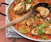 Geschmorter Reis mit Hähnchen auf spanische Art