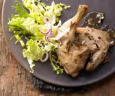 Hähnchen unter Ziegelsteinen