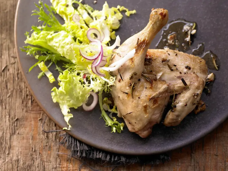 Hähnchen unter Ziegelsteinen