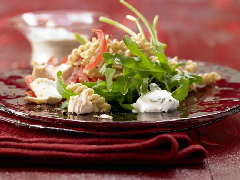 Lauwarmer Hähnchen-Nudel-Salat
