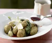 Kartoffel-Gnocchi mit Salbei, Parmesan und Traubensaft