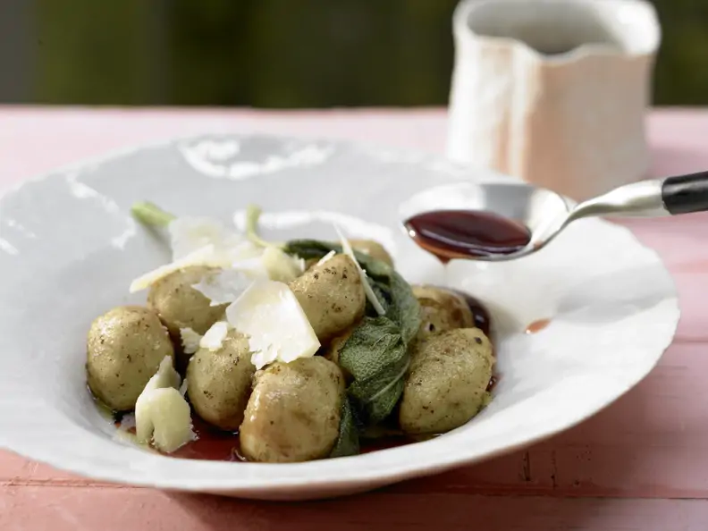 Kartoffel-Gnocchi mit Salbei, Parmesan und Traubensaft