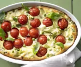 Tomatenauflauf in weißer Form