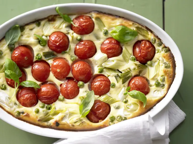 Tomatenauflauf in weißer Form