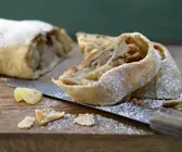 Aufgeschnittener Apfelstrudel