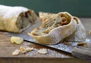 Aufgeschnittener Apfelstrudel