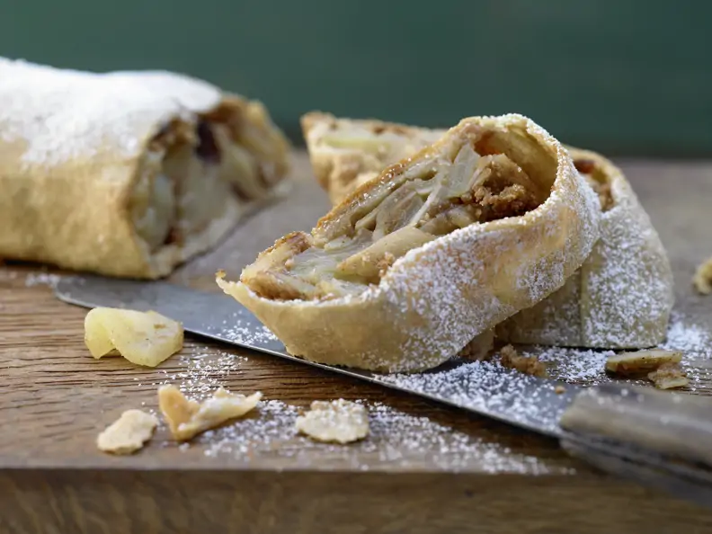 Aufgeschnittener Apfelstrudel