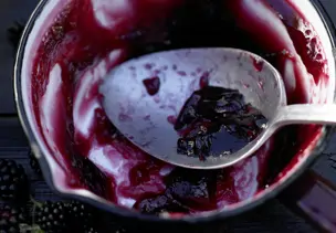 Brombeer-Holunder-Gelee mit Zitronensaft
