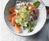 Buddha-Bowl. mit Lachs, Reis und Gurke