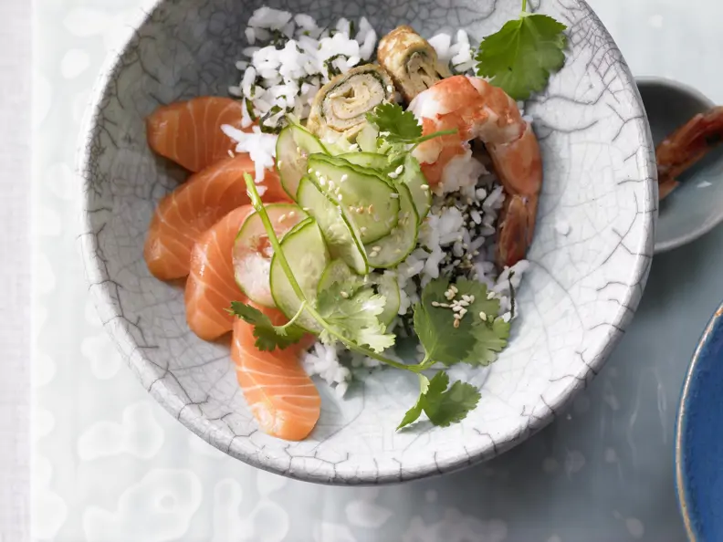 Buddha-Bowl. mit Lachs, Reis und Gurke